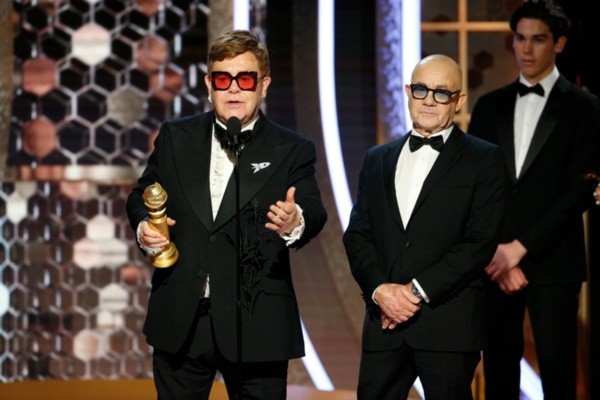 Elton John, vencedor na categoria &#039;melhor canção&#039;, durante discurso no Globo de Ouro 2020.