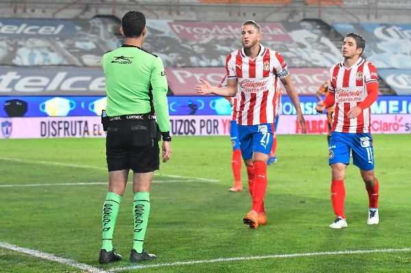 Hiram Mier le protesta al silbante el penal para Pachuca. Foto: Imago 7