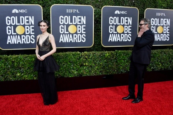 O casal Joaquin Phoenix e Rooney Mara no red carpet do Globo de Ouro em 2020. Foto: Getty Images