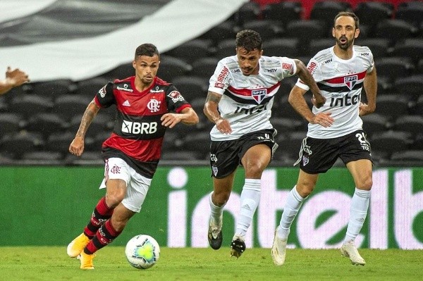 Diego Costa (ao centro) deve entra na defesa do São Paulo em duelo contra o Flamengo (Foto: Alexandre Vidal/Flamengo)