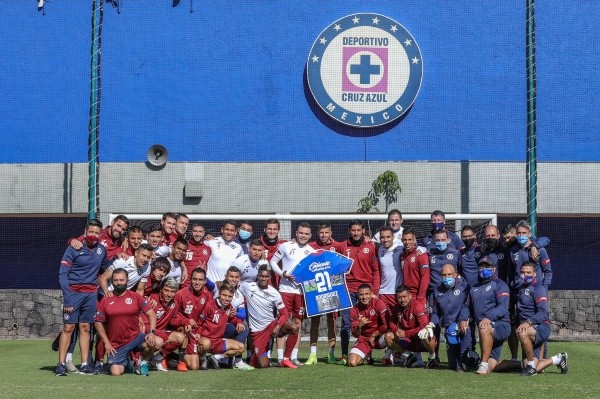 Rodríguez recibió un homenaje por el campeón de goleo. (Cruz Azul)