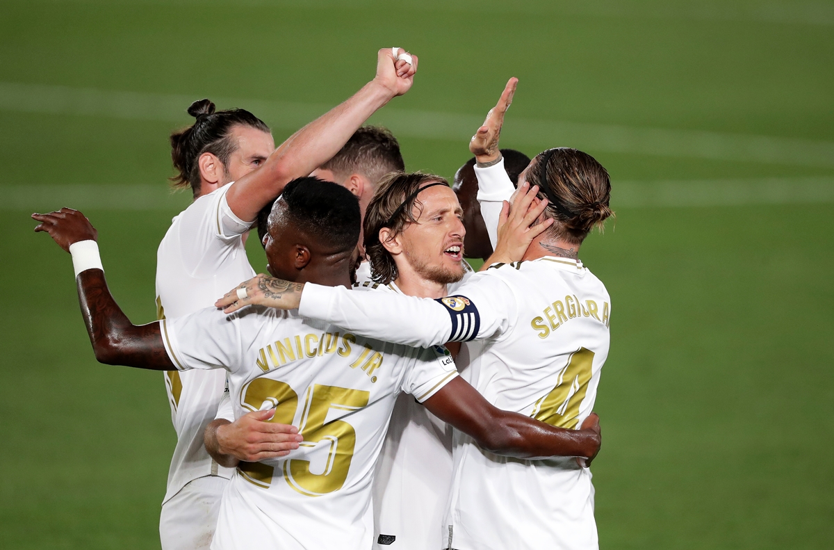 Jogadores do Real Madrid se abraçam após gol. Foto: Getty Images