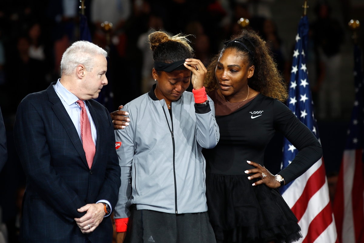 Naomi Osaka se emociona após conquistar seu primeiro título de Grand Slam contra Serena Williams. Foto: Getty Images