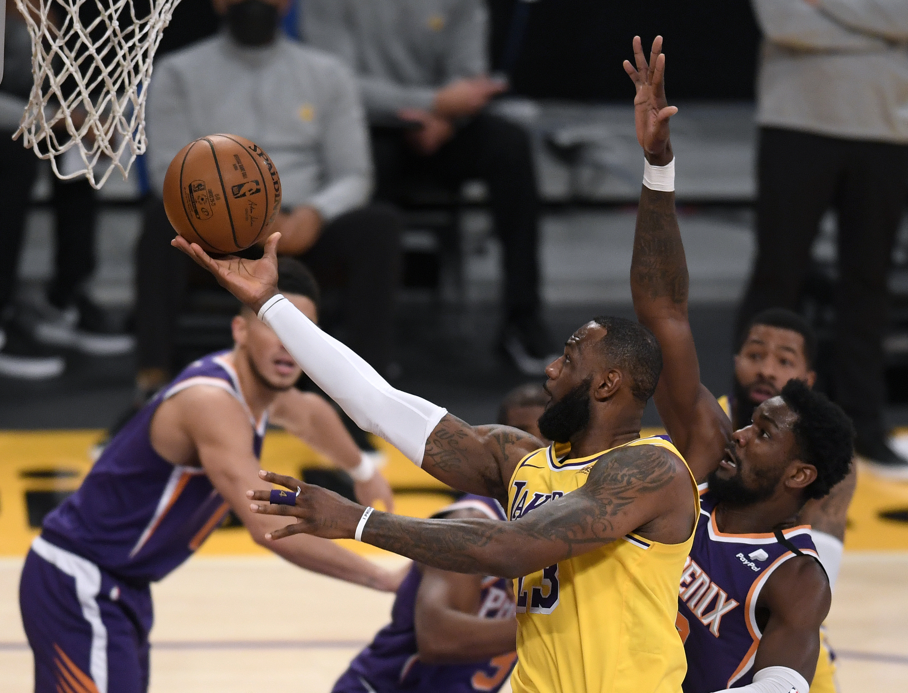 LeBron se machucou no jogo contra o Suns. (Foto: Getty Images)