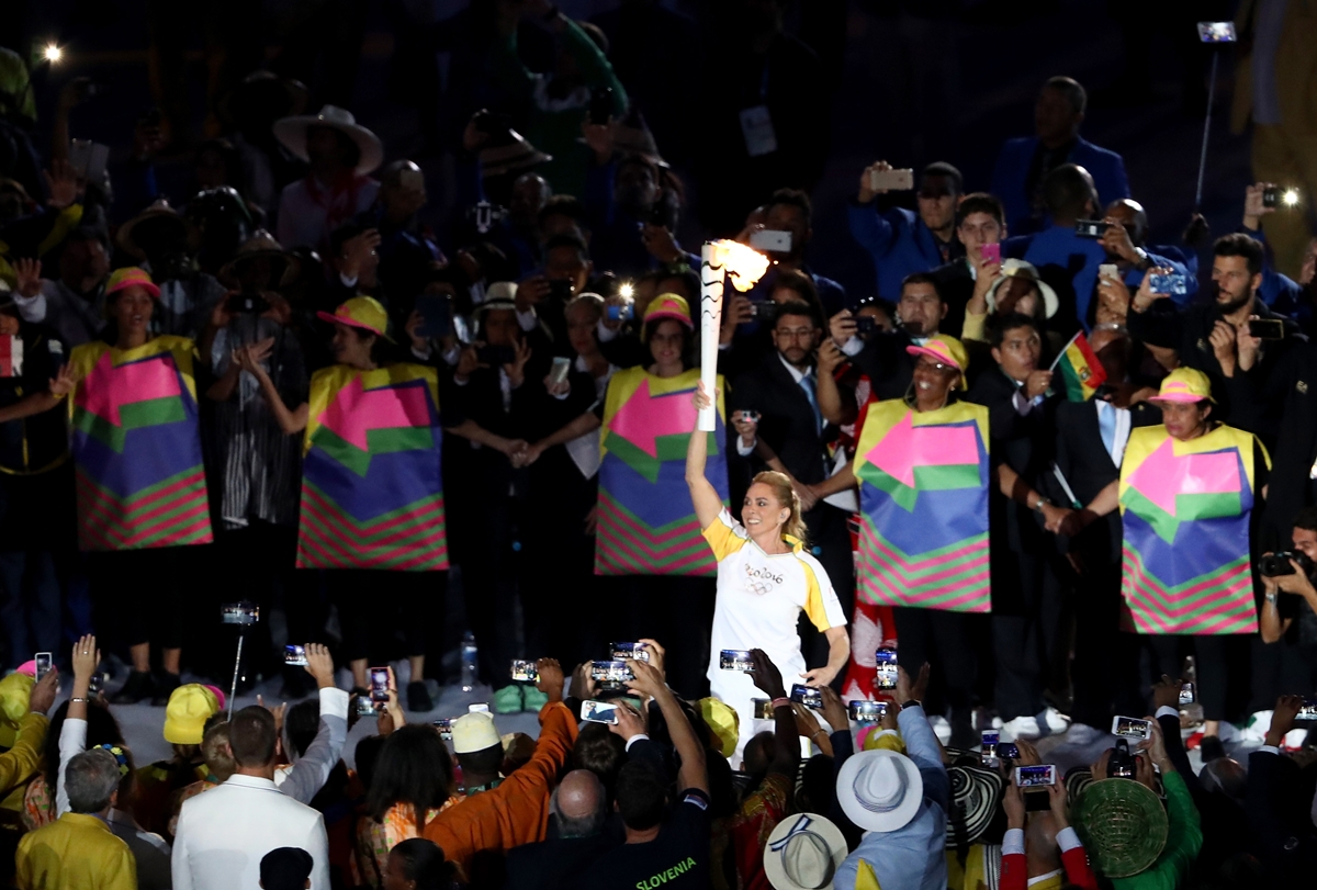 Hortência carrega a tocha olímpica na cerimônia de abertura do Rio 2016. Foto: Getty Images