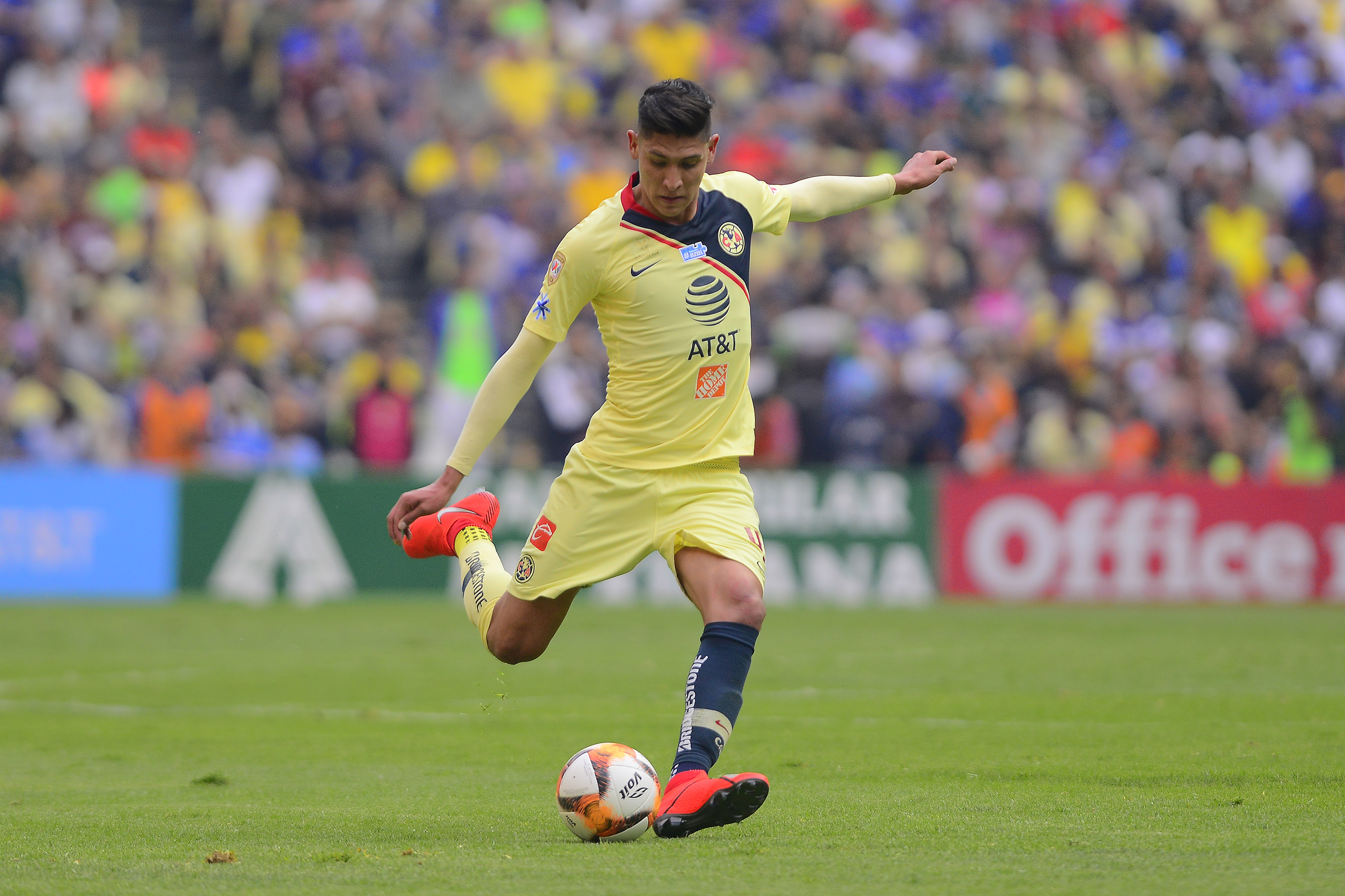 Edson Álvarez festejó la victoria del América. Jam Media.