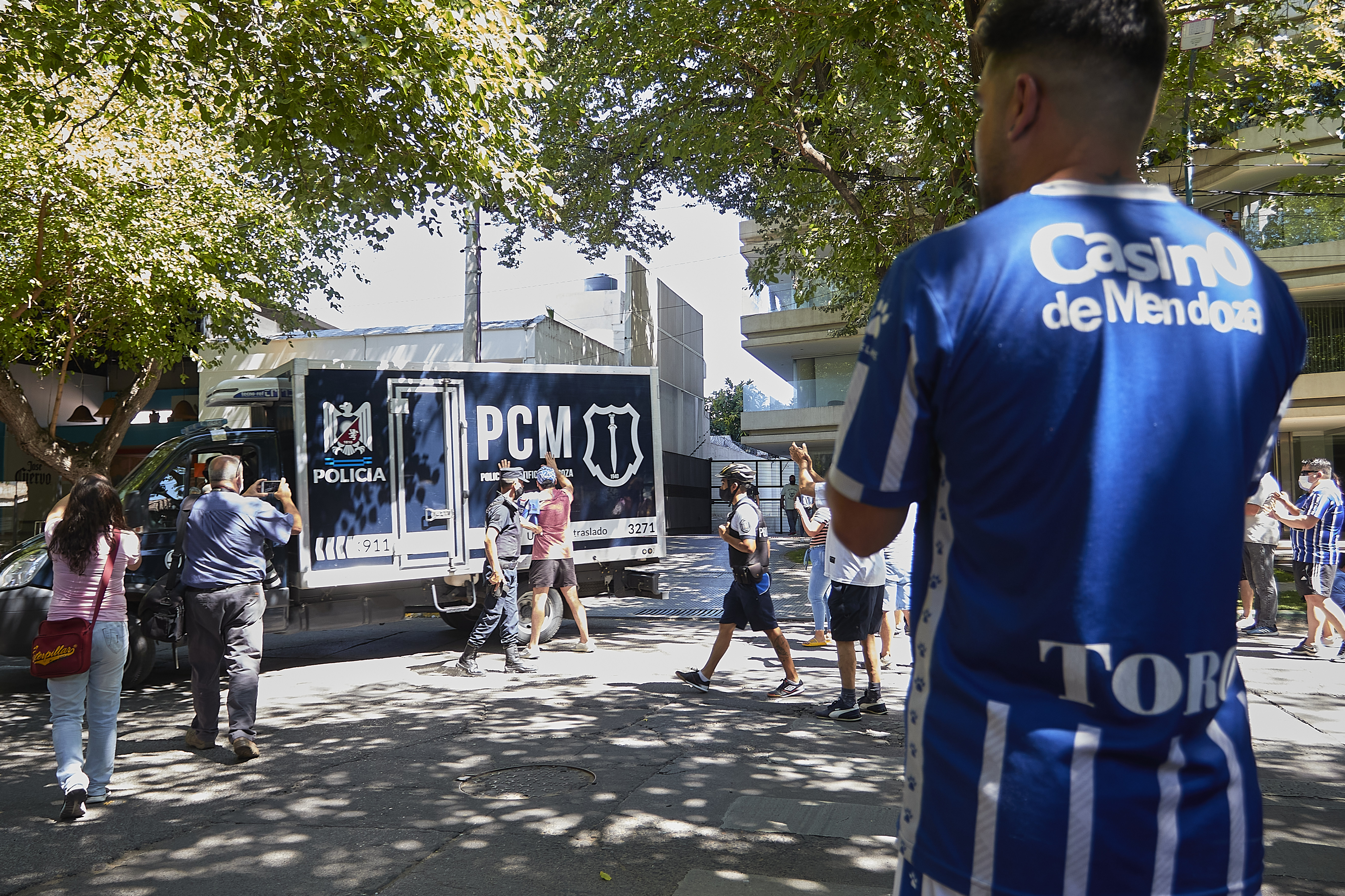 Difundida la triste noticia, muchos hinchas de Godoy Cruz se acercaron al hogar del Morro para despedirlo por última vez (Foto: Getty)