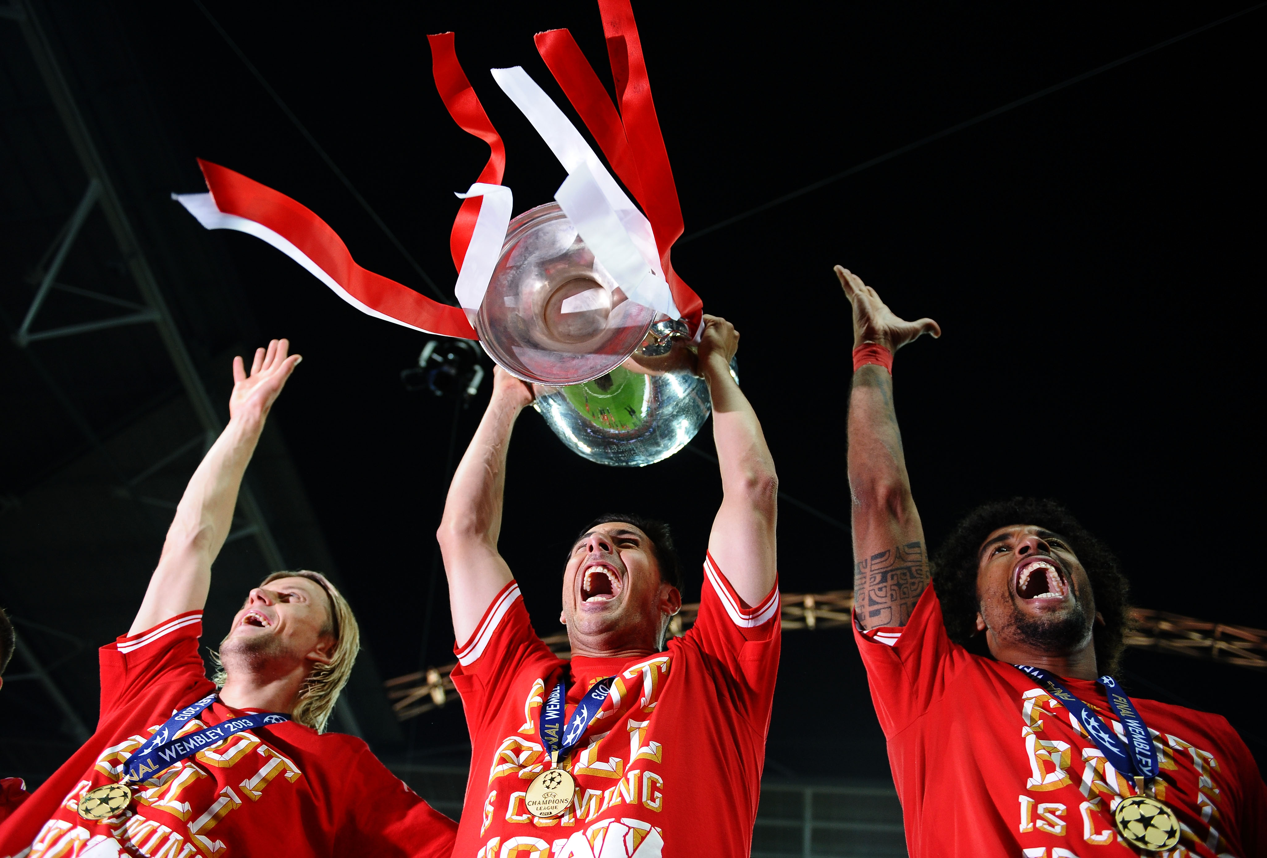 Claudio Pizarro levantando la Champions 2012/13 con el FC Bayern München (Imagen: Getty)