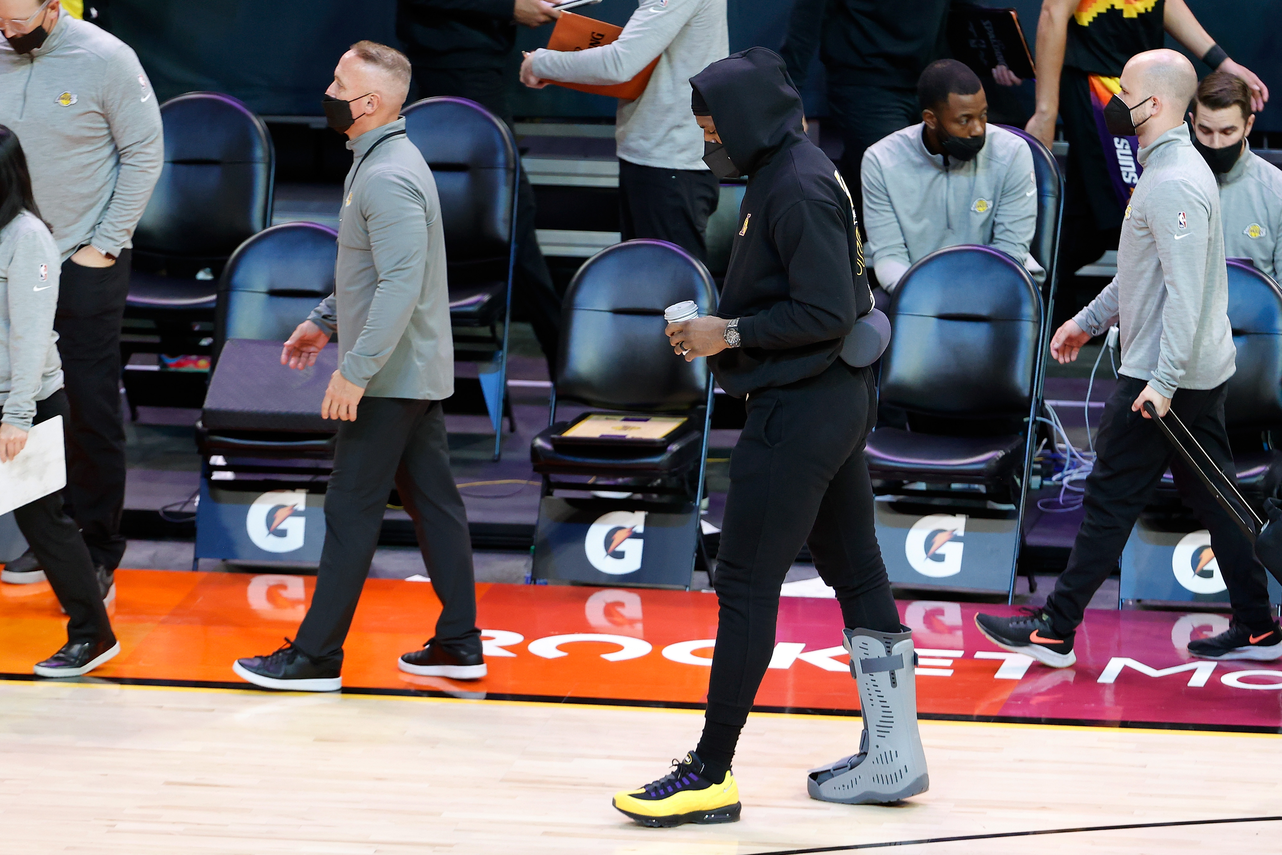 LeBron James lesión pierna