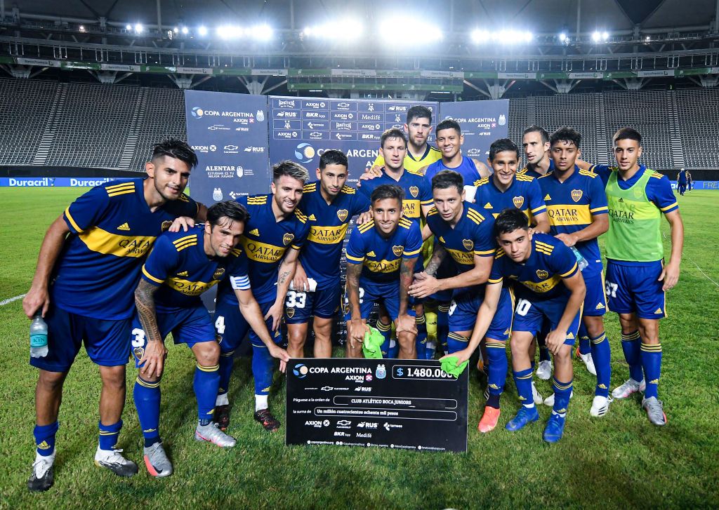Boca ganó y festejó con el cheque. (Getty)