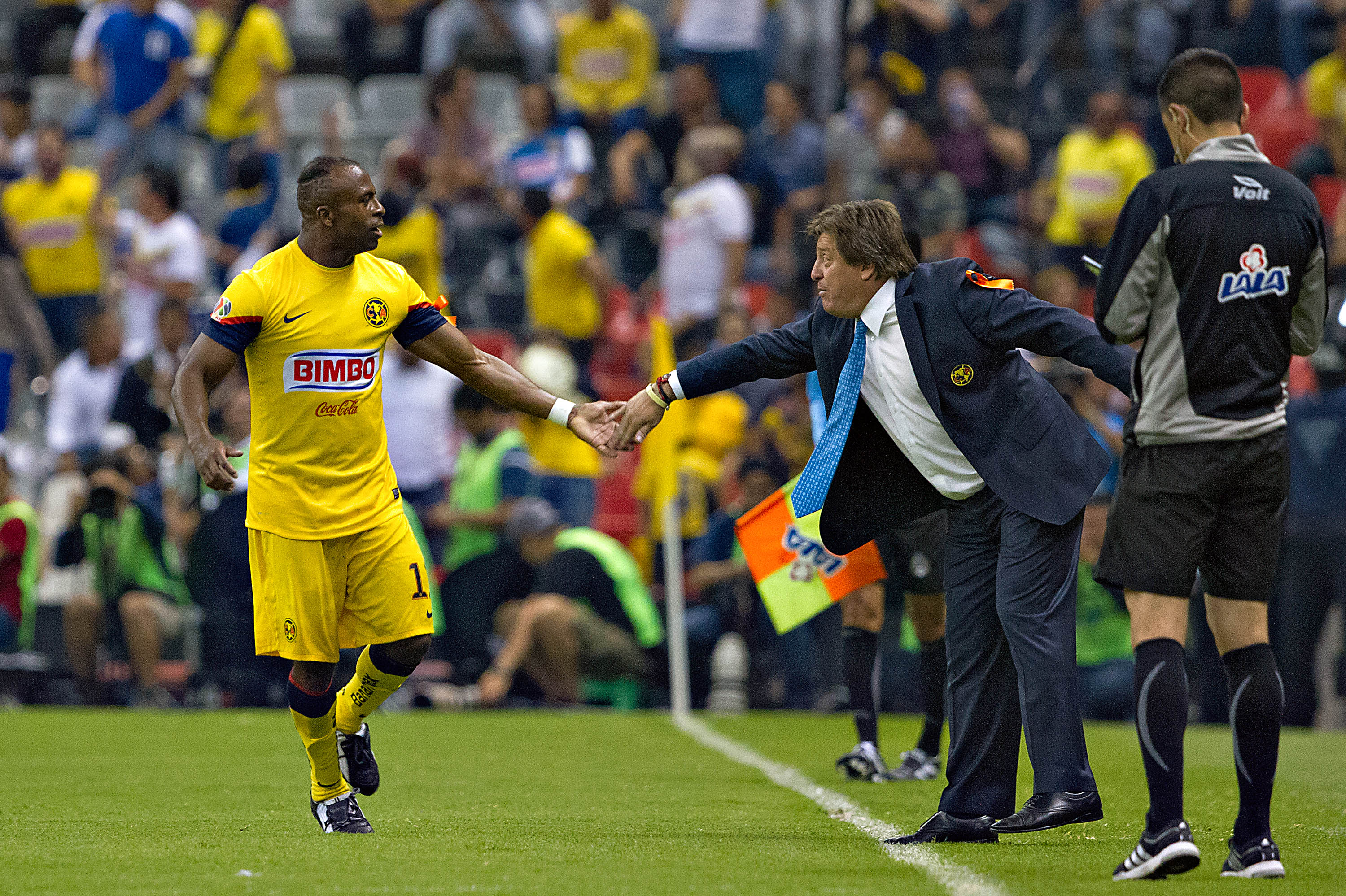 Miguel Herrera estrecha su mano con Chucho Benítez. Foto: Imago 7