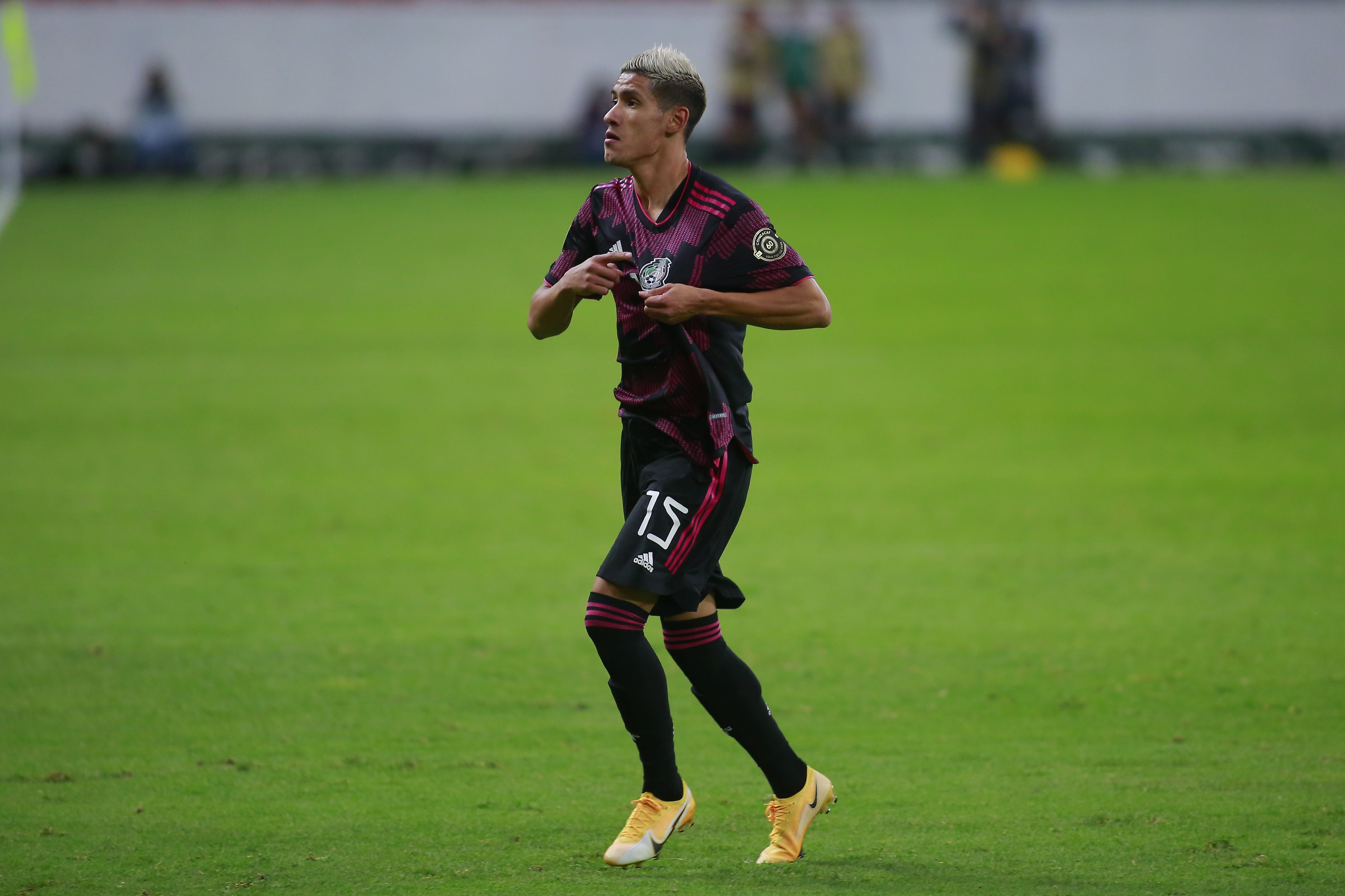 Álvaro Morales apunto contra Uriel Antuna. Jam.