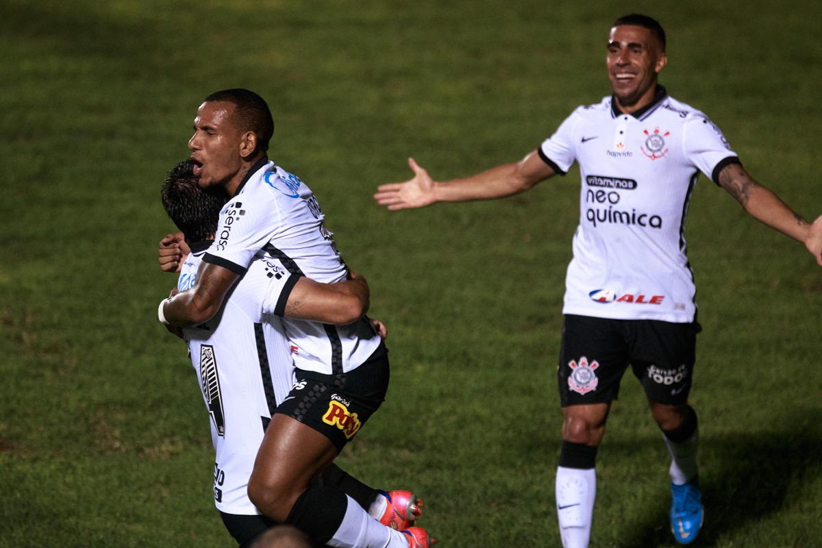 Jogadores do Corinthians comemoram gol. Foto: AGIF