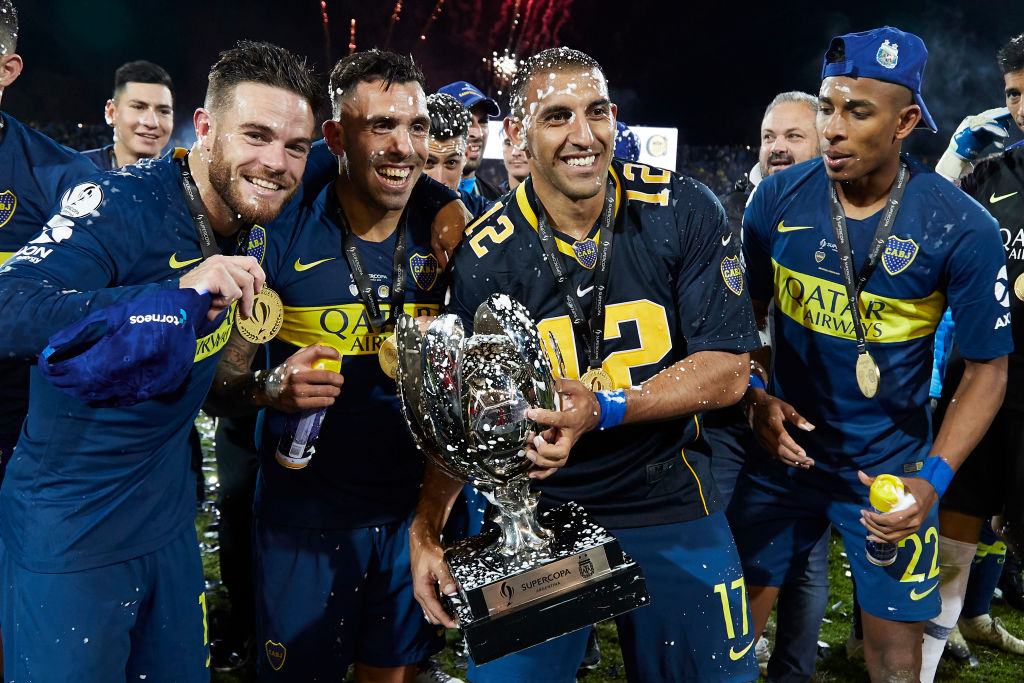 Wanchope y Carlitos levantando la Supercopa. (Getty)