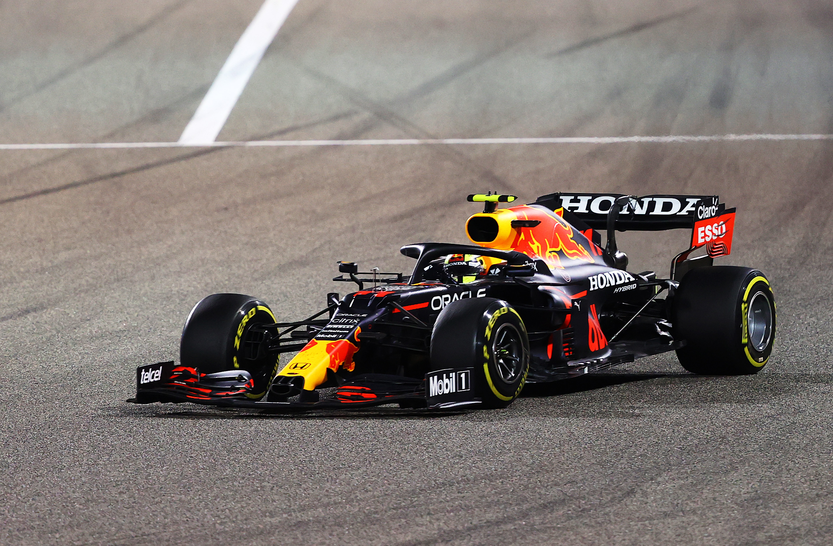 Sergio Pérez a bordo de su Red Bull en Bahrein. Foto: Getty