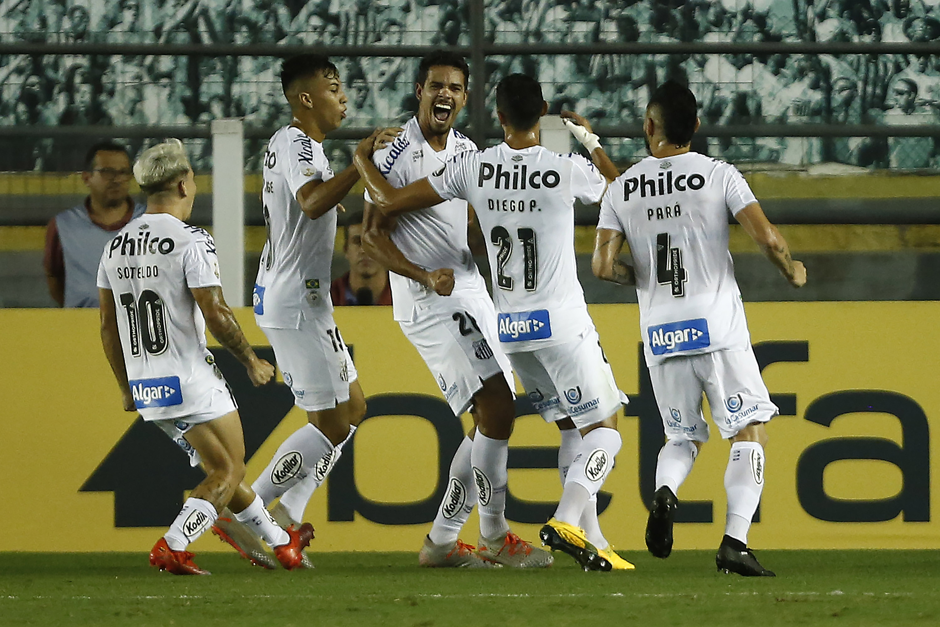 Jogadores do Santos comemoram gol na Vila Belmiro. (Foto: Wagner Meier/Getty Images)