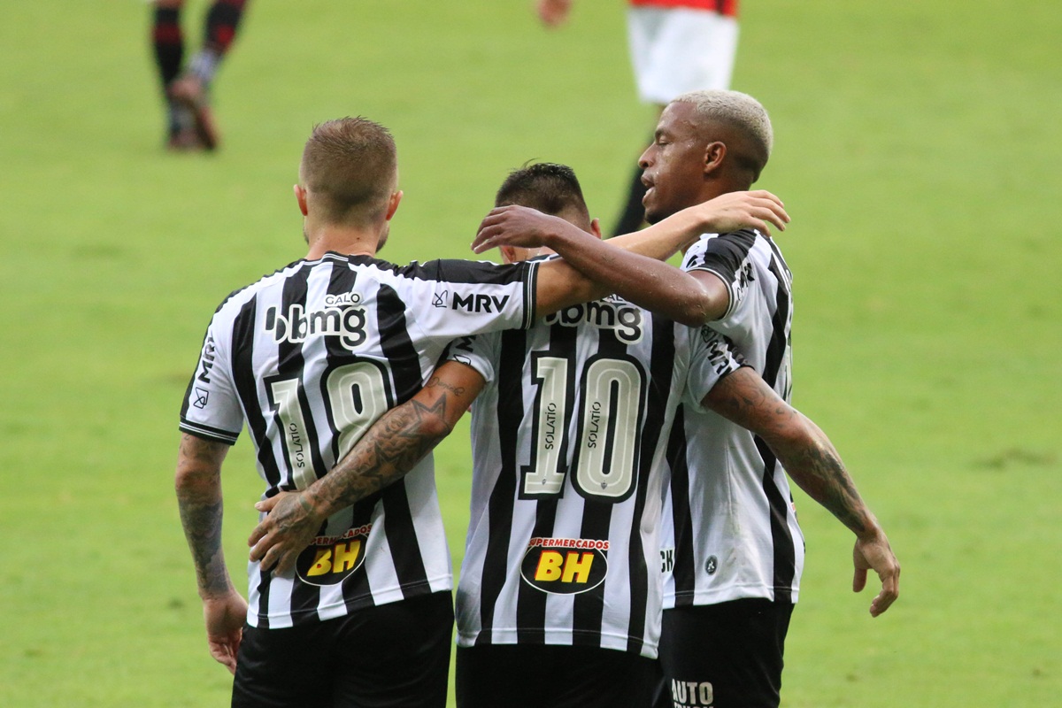 Jogadores do Atlético-MG abraçados. Foto: AGIF