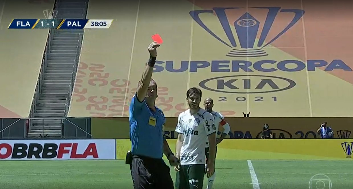 Vuaden mostra cartão vermelho para o treinador do Palmeiras. (Foto: Reprodução TV)