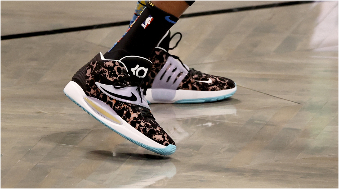 NBA Kevin Durant muestra sus zapatos "KD14" en colaboración con Nike