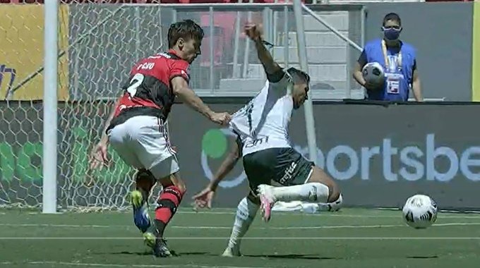 Rodrigo Caio puxa Rony dentro da área. Pênalti! (Foto: Reprodução TV)