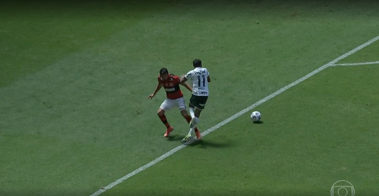 Palmeiras reclamou pênalti neste lance. (Foto: Reprodução TV)