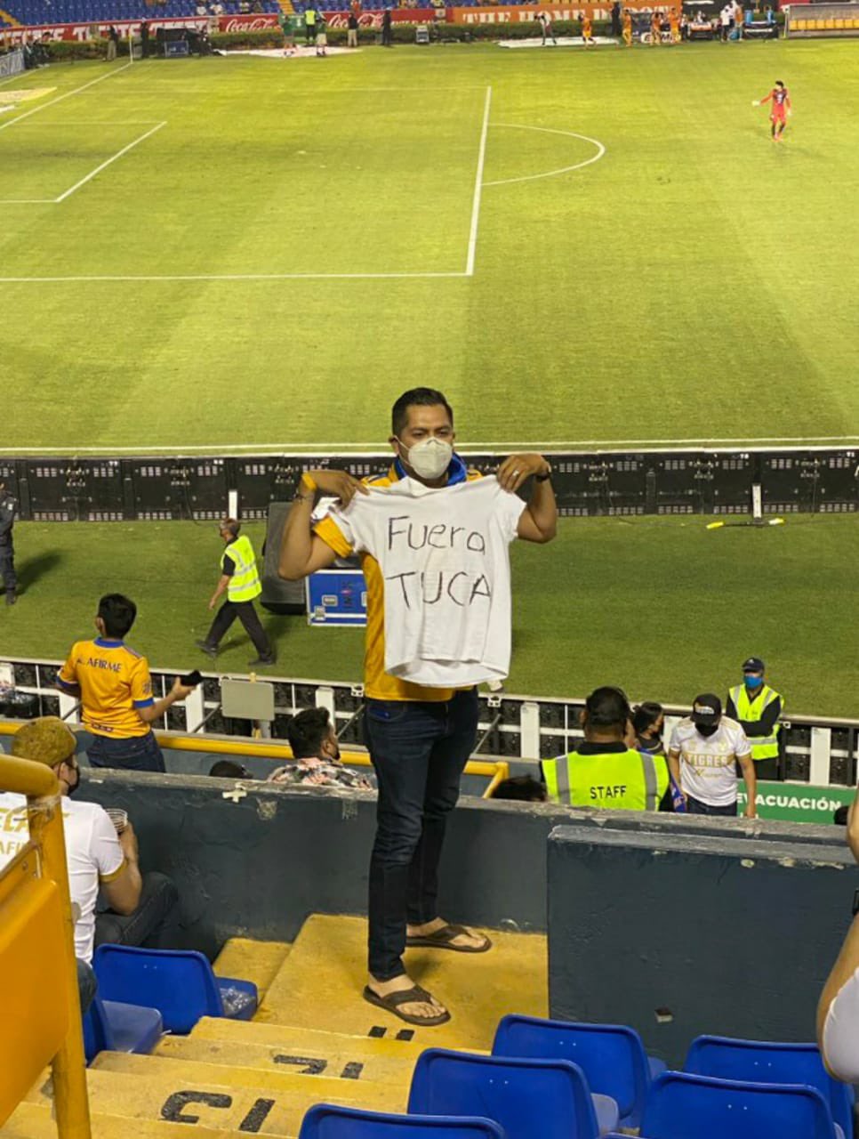 Aficionado pide la salida del Tuca Ferretti. Foto:@guga_mty