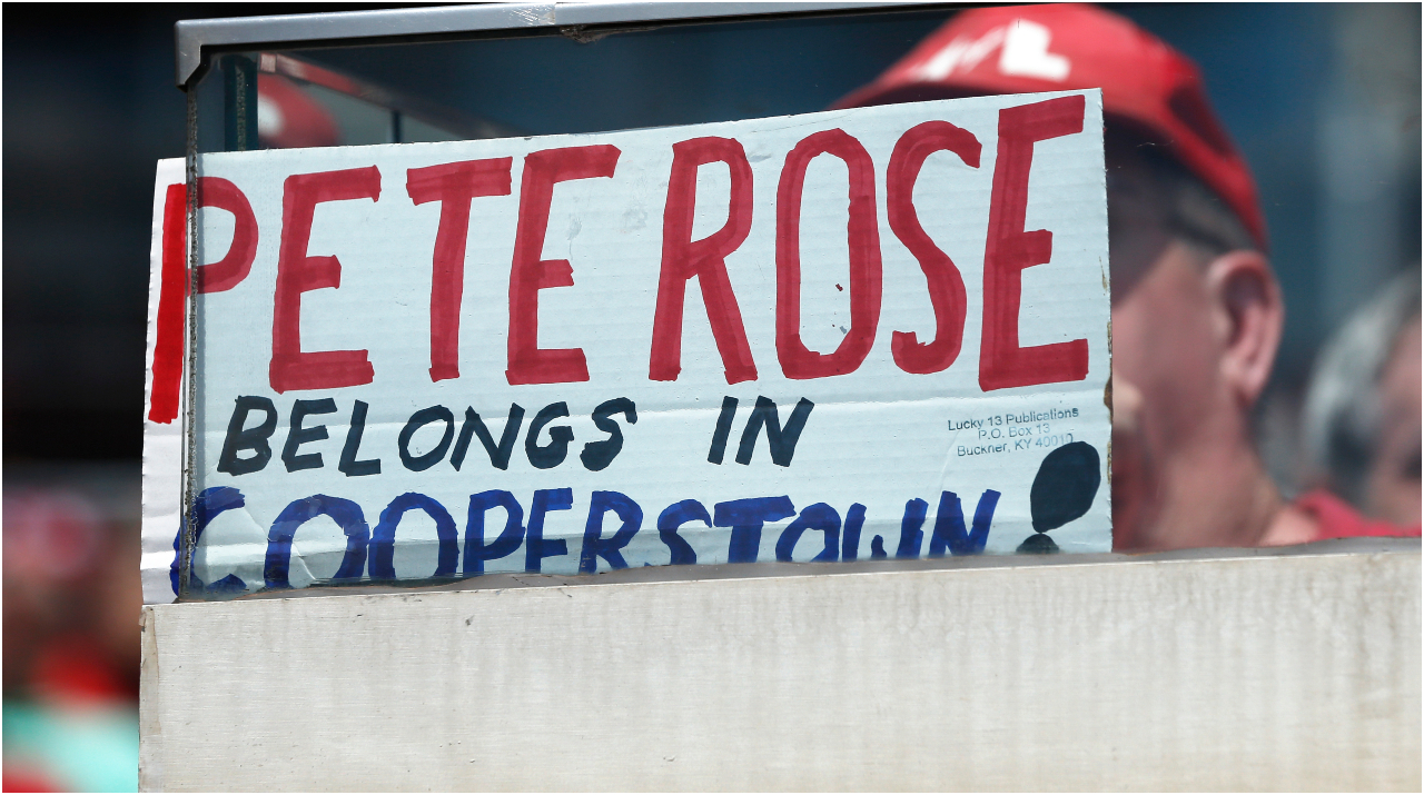 Pancarta que exige el ingreso de Pete Rose a Cooperstown (Foto: Getty)