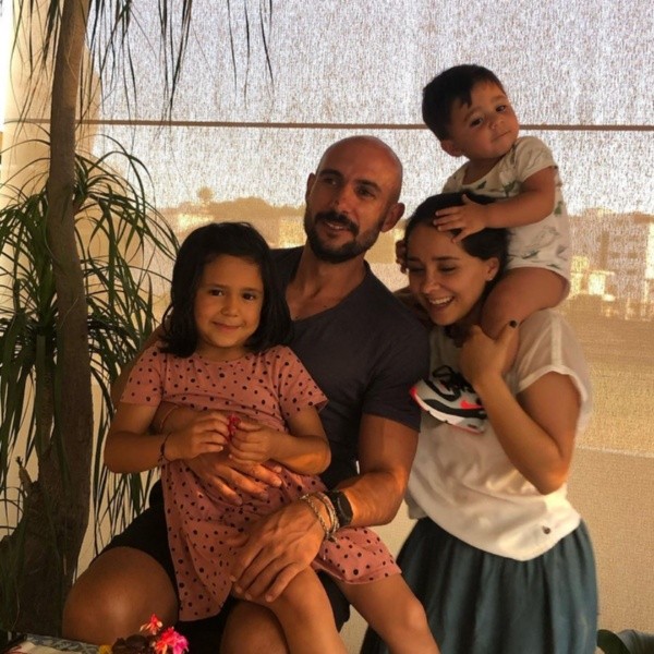 Alejandro Castro disfruta de su esposa y sus dos hijos. (@21_alexcastro)