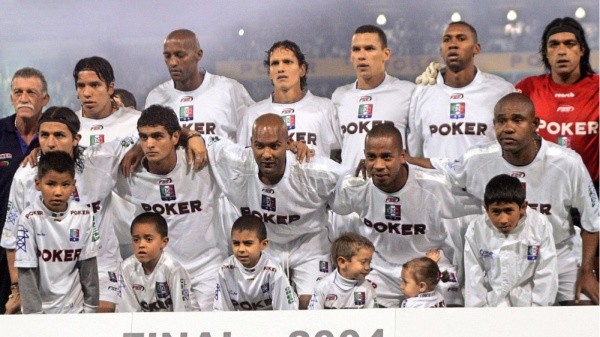 Once Caldas en la final de la Copa Libertadores 2004 ante Boca Juniors.