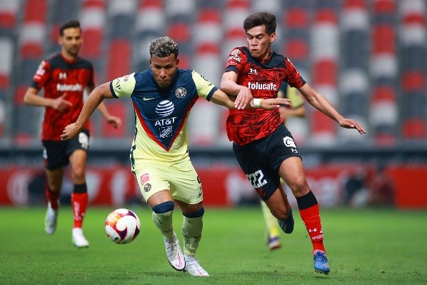 Álvaro Morales criticó al arbitraje. Imago7.