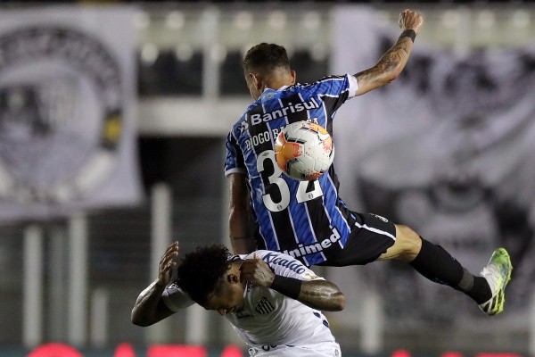 Diogo perdeu espaço recente no Grêmio e Covid-19 piorou ainda mais situação na LE (Foto: Amanda Perobelli-Pool/Getty Images)