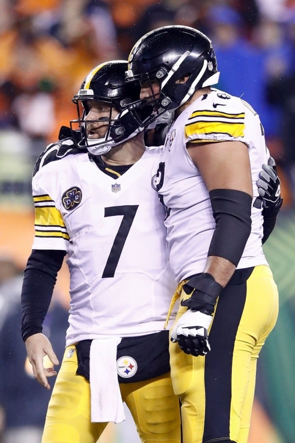 Ben Roethlisberger y Alejandro Villanueva en Pittsburgh Steelers (Getty)