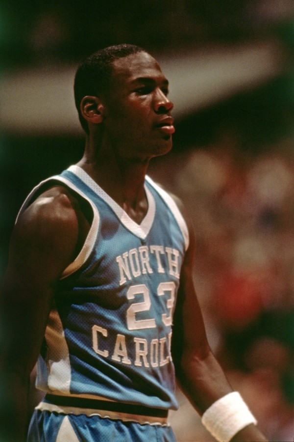 Michael Jordan jugando para la Universidad de North Carolina (Getty)