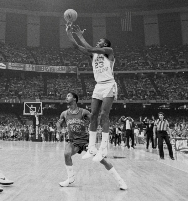 Michael Jordan ganando el título de NCAA en 1982 (Getty)