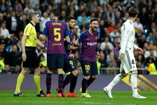 ¿Compañeros? Así son Messi y Sergio Ramos como rivales. Foto: Getty