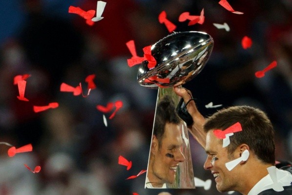 Tom Brady con el trofeo Vince Lombardi en el Super Bowl LV (Getty)