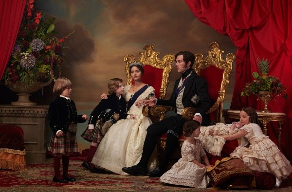 Los intérpretes de la Reina Victoria en su serie, Victoria. Foto: (Movistar +)