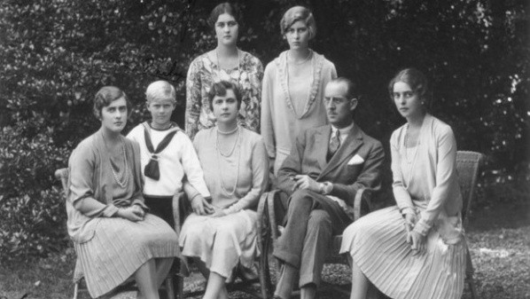El Príncipe Andrés junto a su esposa y sus hijos, incluido el duque de Edimburgo. Foto: (ABC)