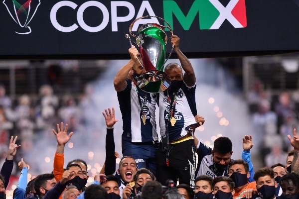 Nico Sánchez levanta la Copa MX con Dorlan Pabón (Imago 7)
