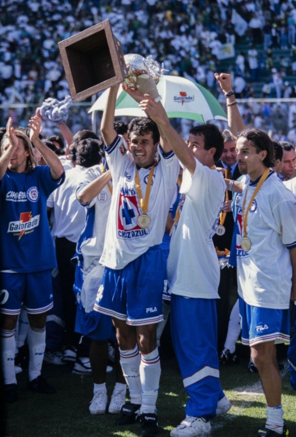 Juan Reynoso alza el título de Liga MX con Cruz Azul