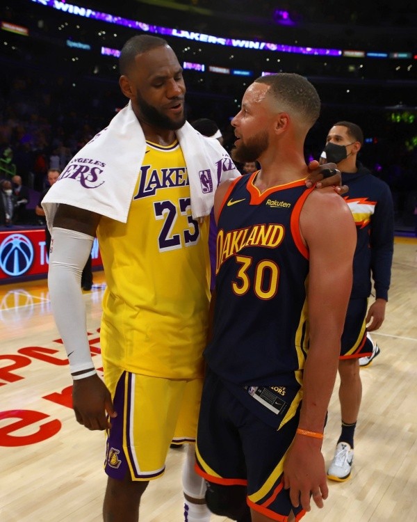 LeBron James y Stephen Curry (Foto: @NBALatam)