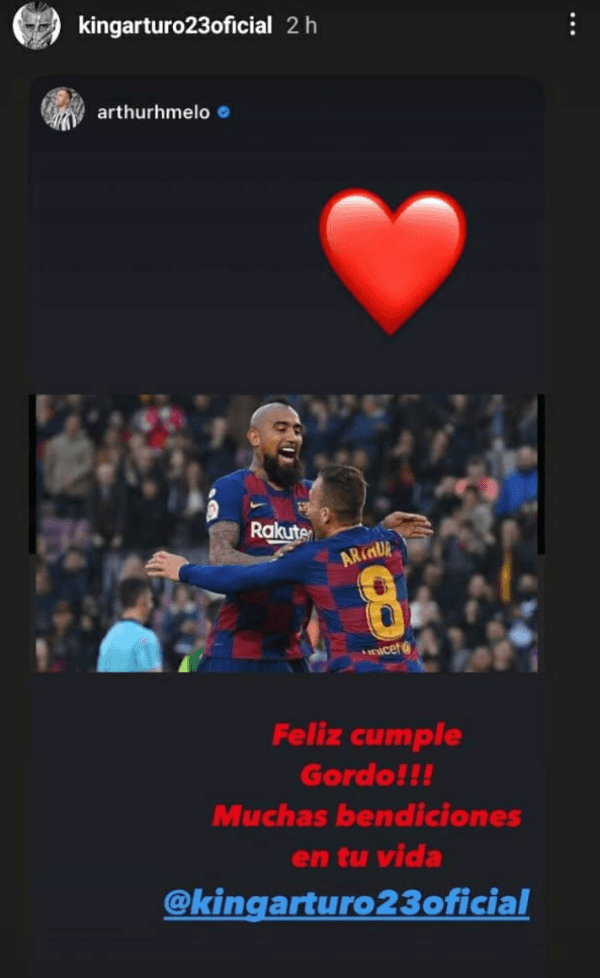 Arthur Melo saluda a Arturo Vidal