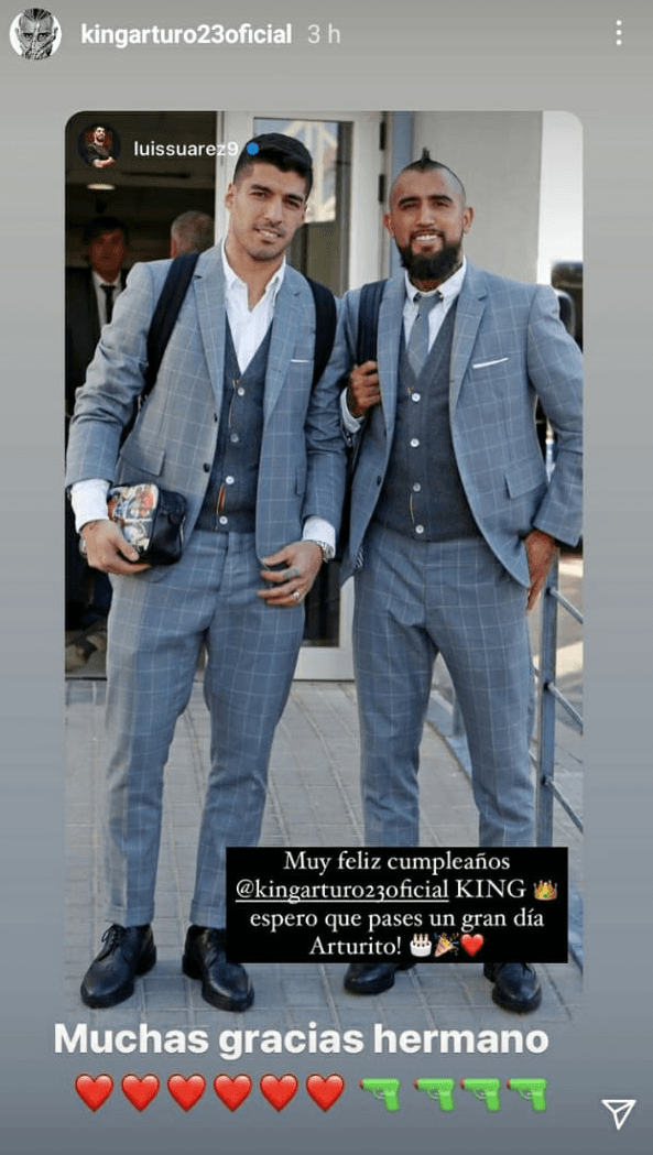 Luis Suárez saluda a Arturo Vidal