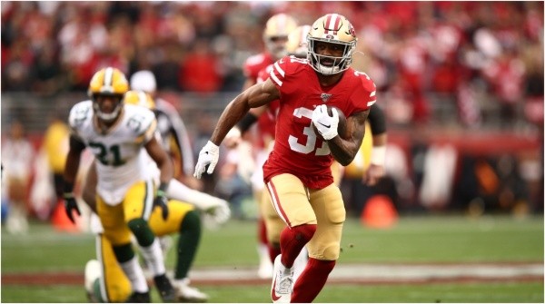 Raheem Mostert dejando atrás a sus rivales (Getty Images)