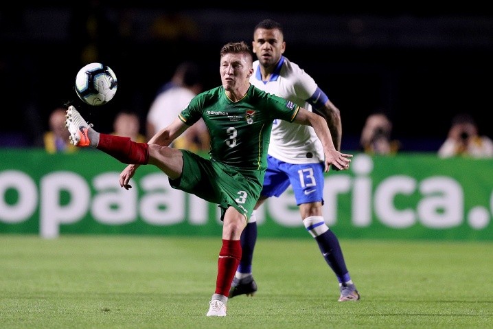 Alejandro Chumacero, ante la atenta mirada de Dani Alves (Foto: Getty Images).