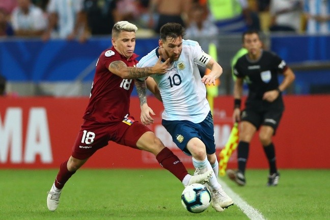 Josef Martínez enfrentando a Lionel Messi en la Copa América (Foto: Getty Images).