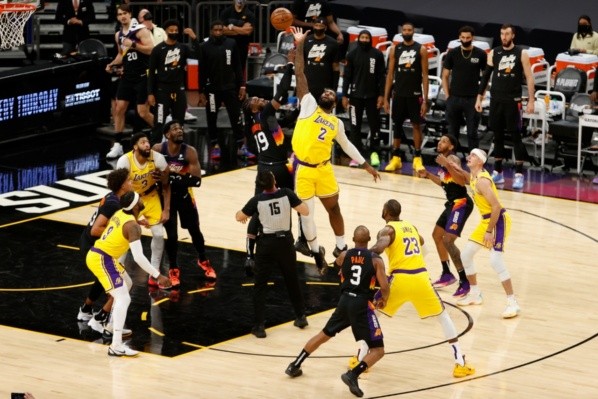 Parte del juego 2 de Playoffs entre Phoenix Suns y Los Angeles Lakers (Getty)