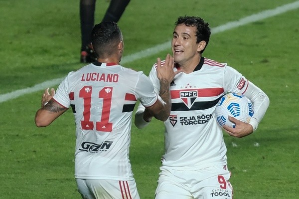Luciano e Pablo comemorando gol. (Marcello Zambrana/AGIF)