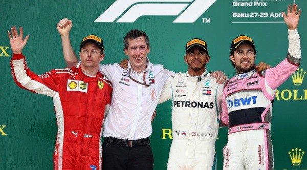 Kimi Raikkonen, Lewis Hamilton y Checo Pérez. Este último celebrando el tercer lugar en Azerbaiyán 2018 (Foto: Getty Images).
