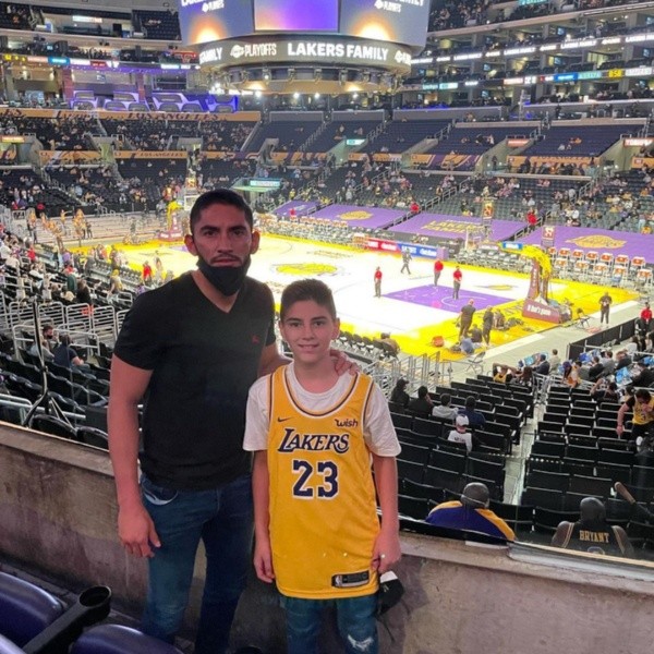 Jesús Corona con su hijo apoyando a los Lakers. (Instagram: @jmcorona1)